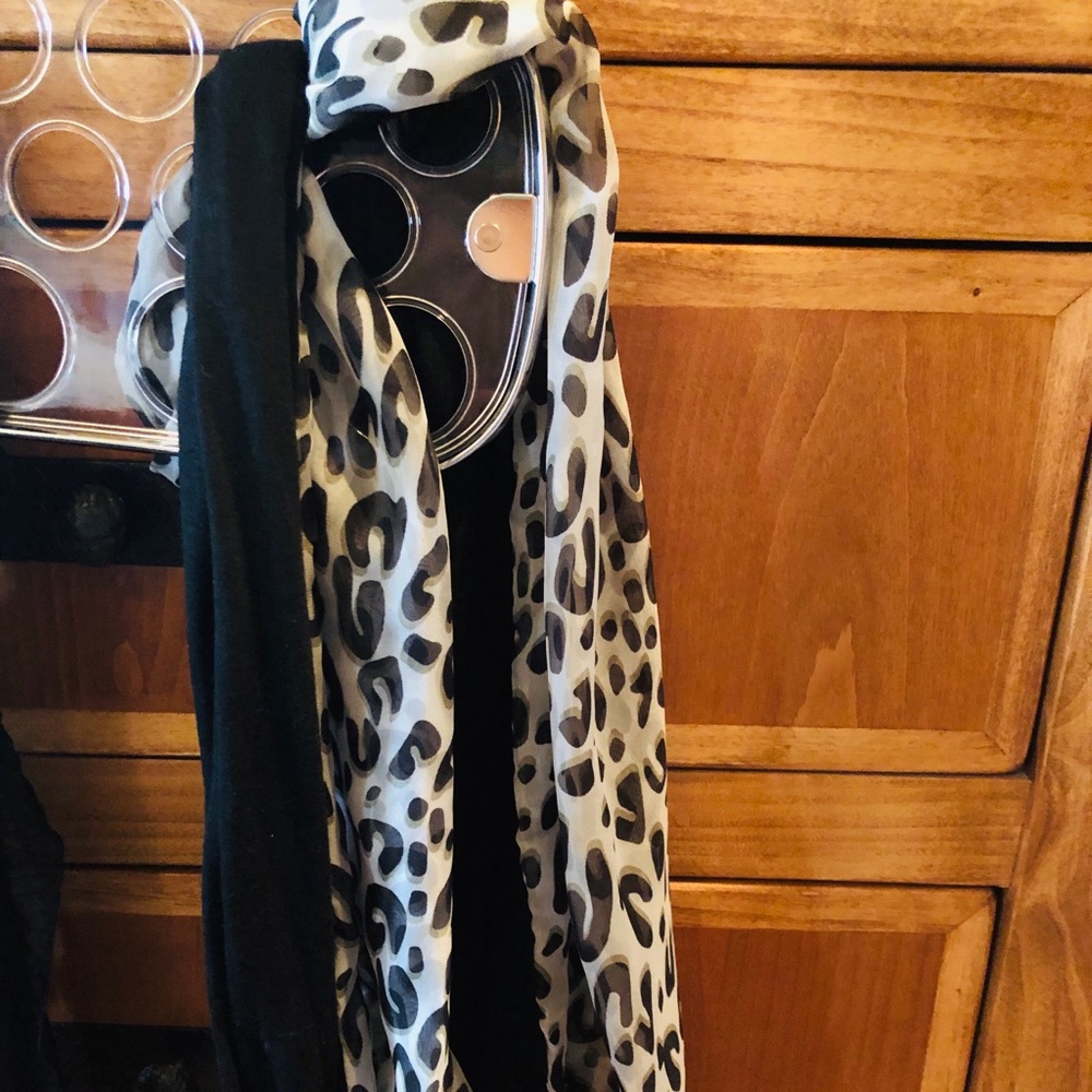 2 Scarves in 1/ Black & leopard print infinity/EUC